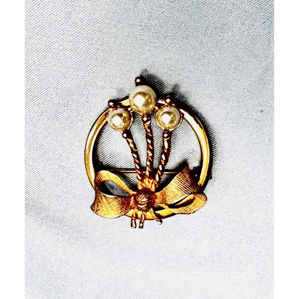 Vintage Signed Roma Gold Tone Circle with 3 Faux Pearls from Gold Tone Bow